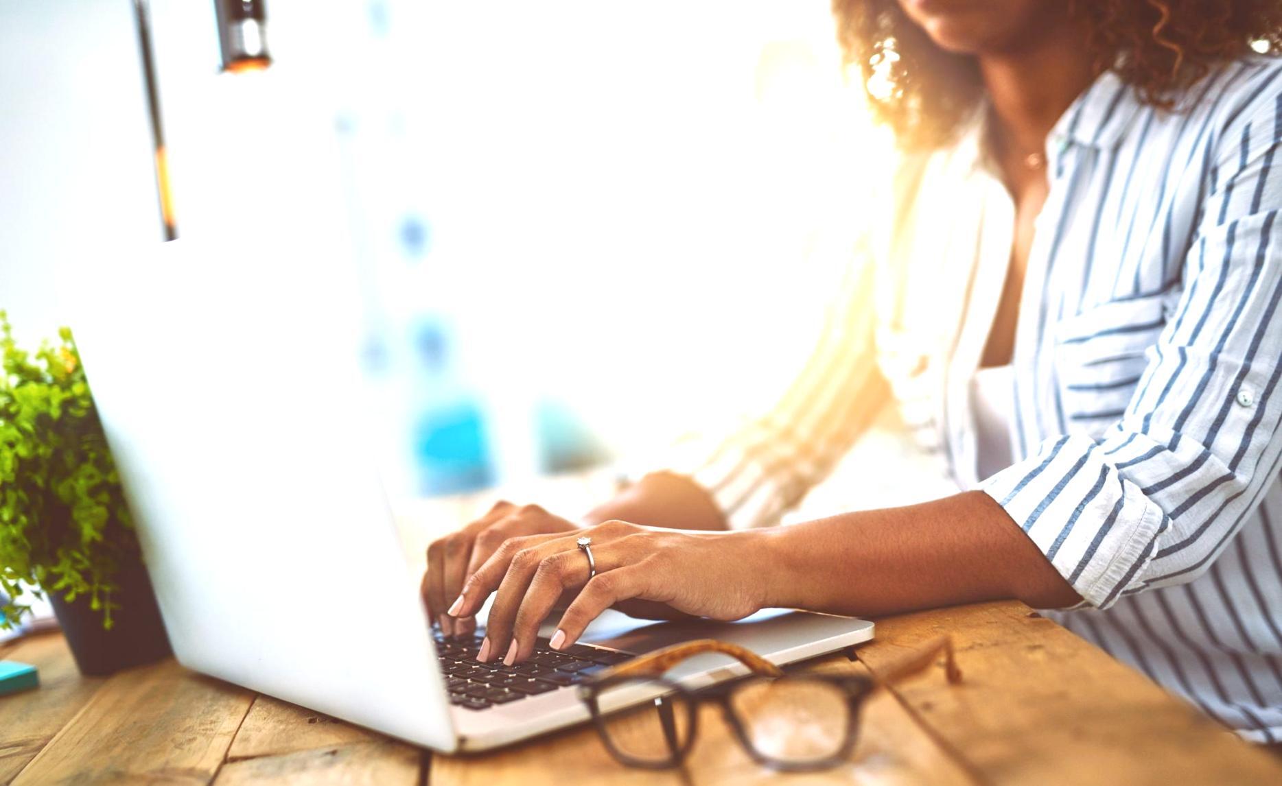 Technische SEO-Analyse auf mehreren Bildschirmen